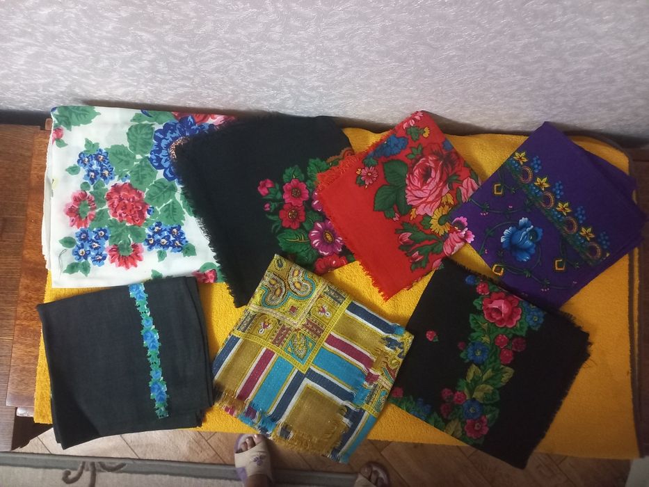 Продаю украинские платки. Много.