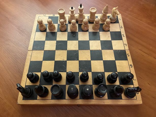 Шахматна дерев’яна  доска з шахматами, шашки і доміно дитячі СССР