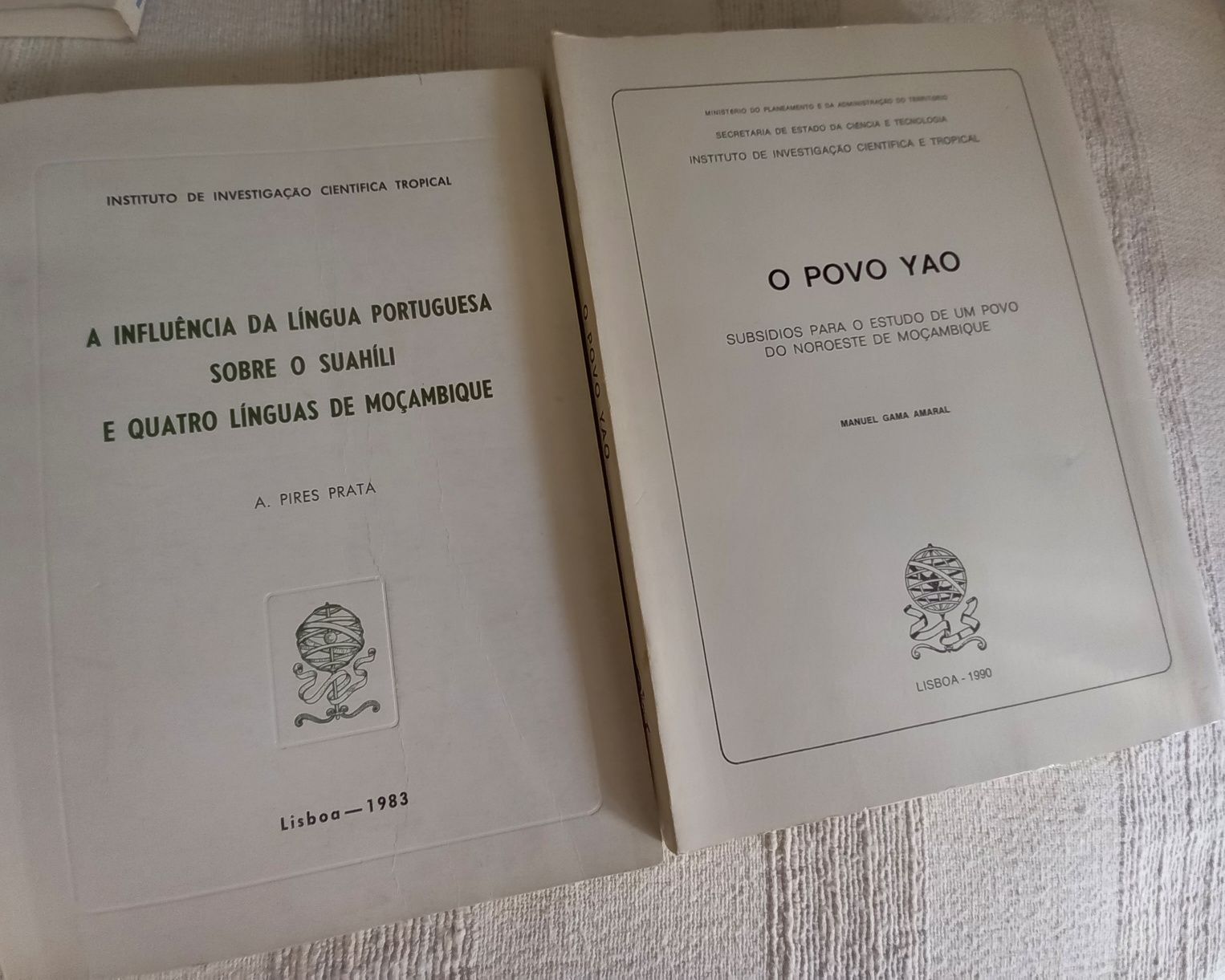 Dois livros sobre costumes de povos antigos de Moçambique