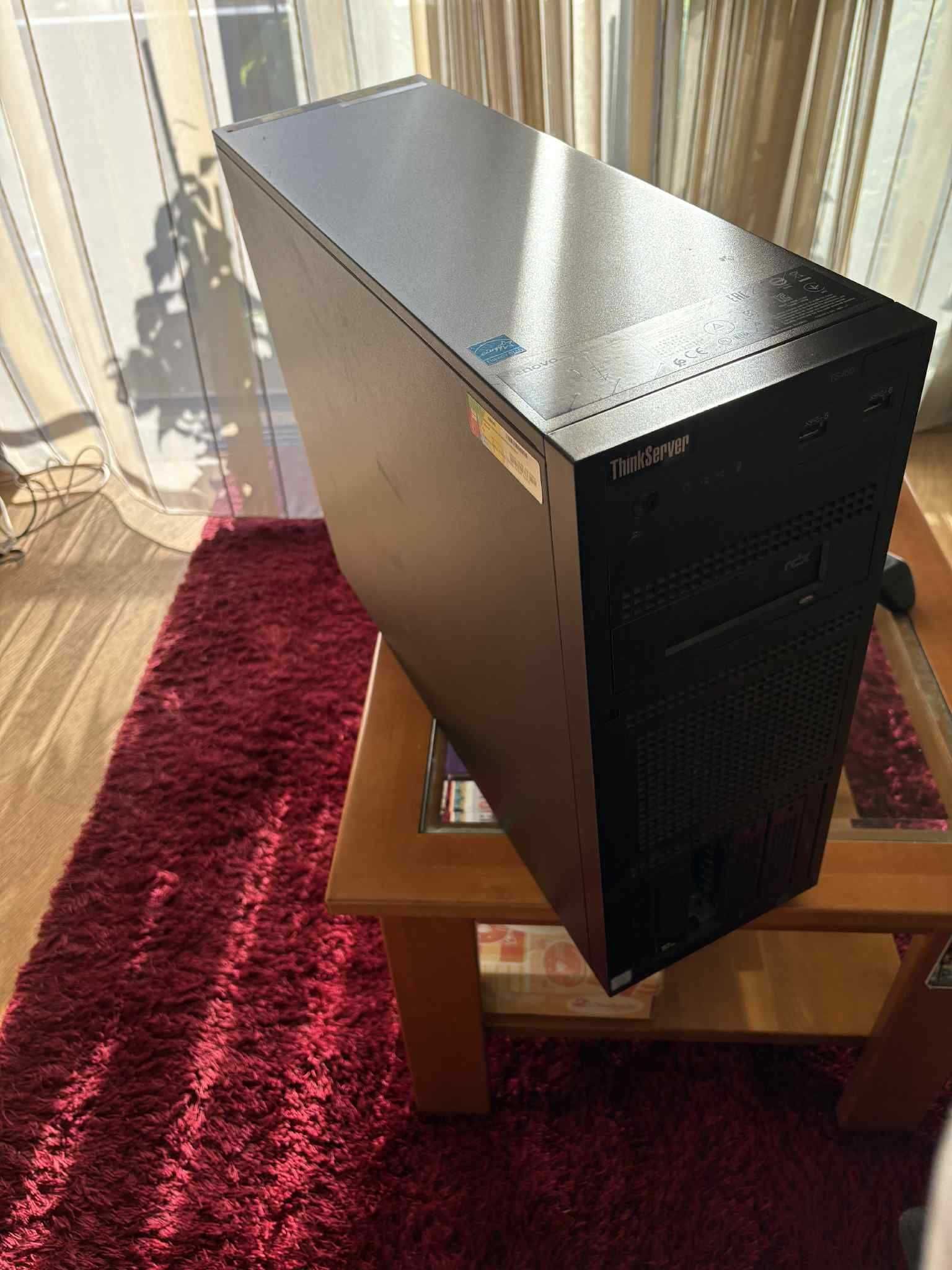 Servidor lenovo Thinkcenter a funcionar na perfeição