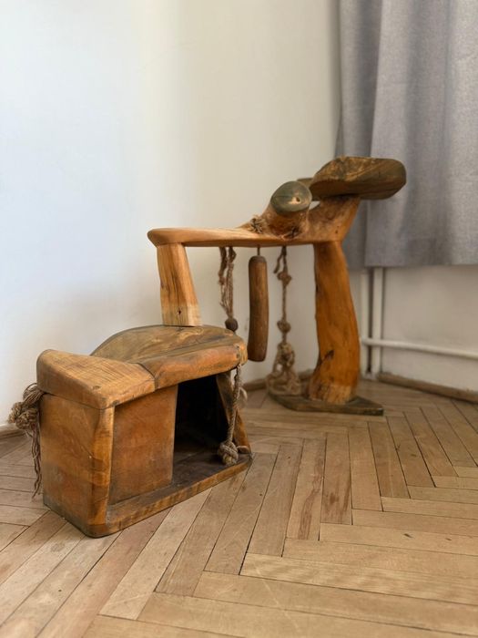 Ręcznie wykonany drapak dla kota z litego drewna – unikatowy design