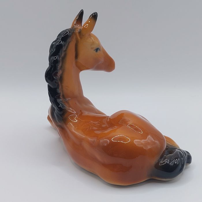 Figurka porcelanowa leżący koń