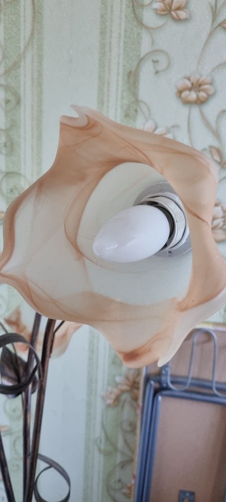 Lampa stojąca podłogowa