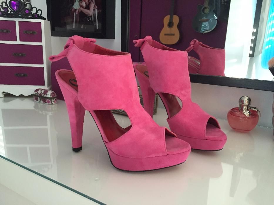 Sapatos elegantes em camurça rosa