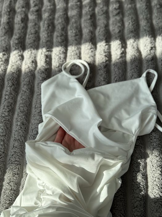 Красиве плаття , білого кольору , з відкритим передом