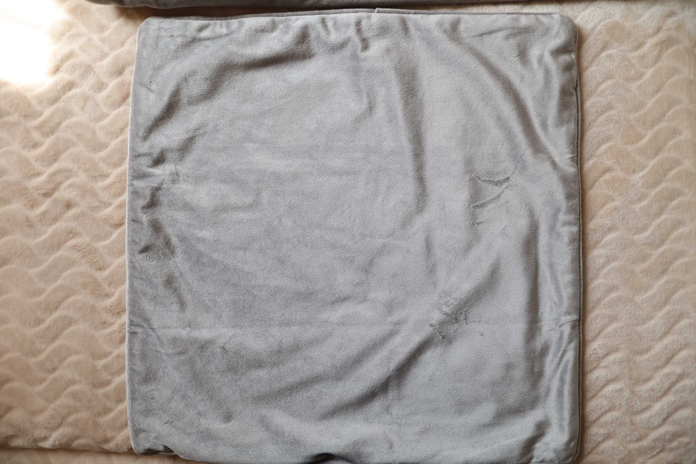 2 poszewki na poduszki szare z wytłaczanym wzorem  45 cm x 45 cm