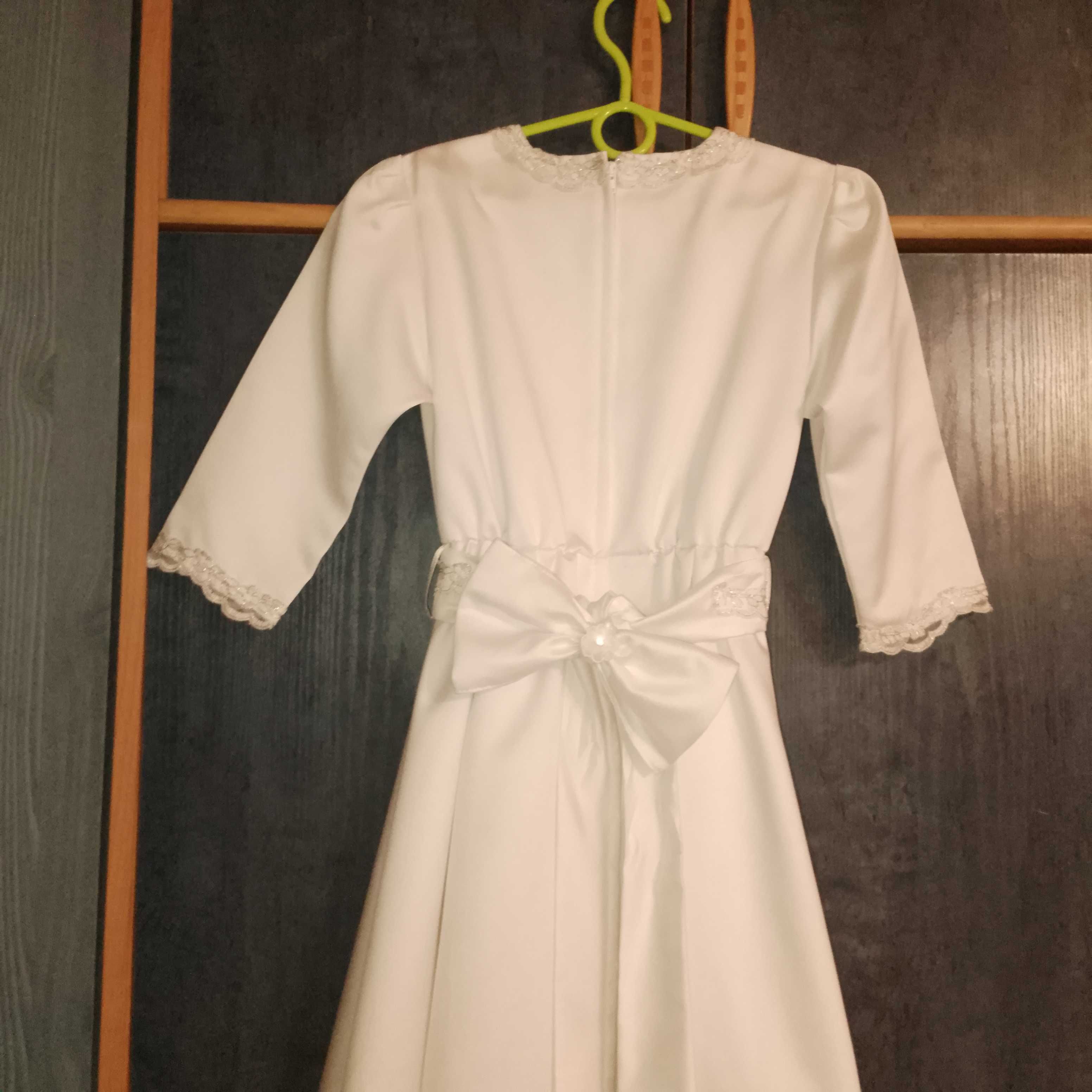 Prosta i elegancka sukienka komunijna z dodatkami