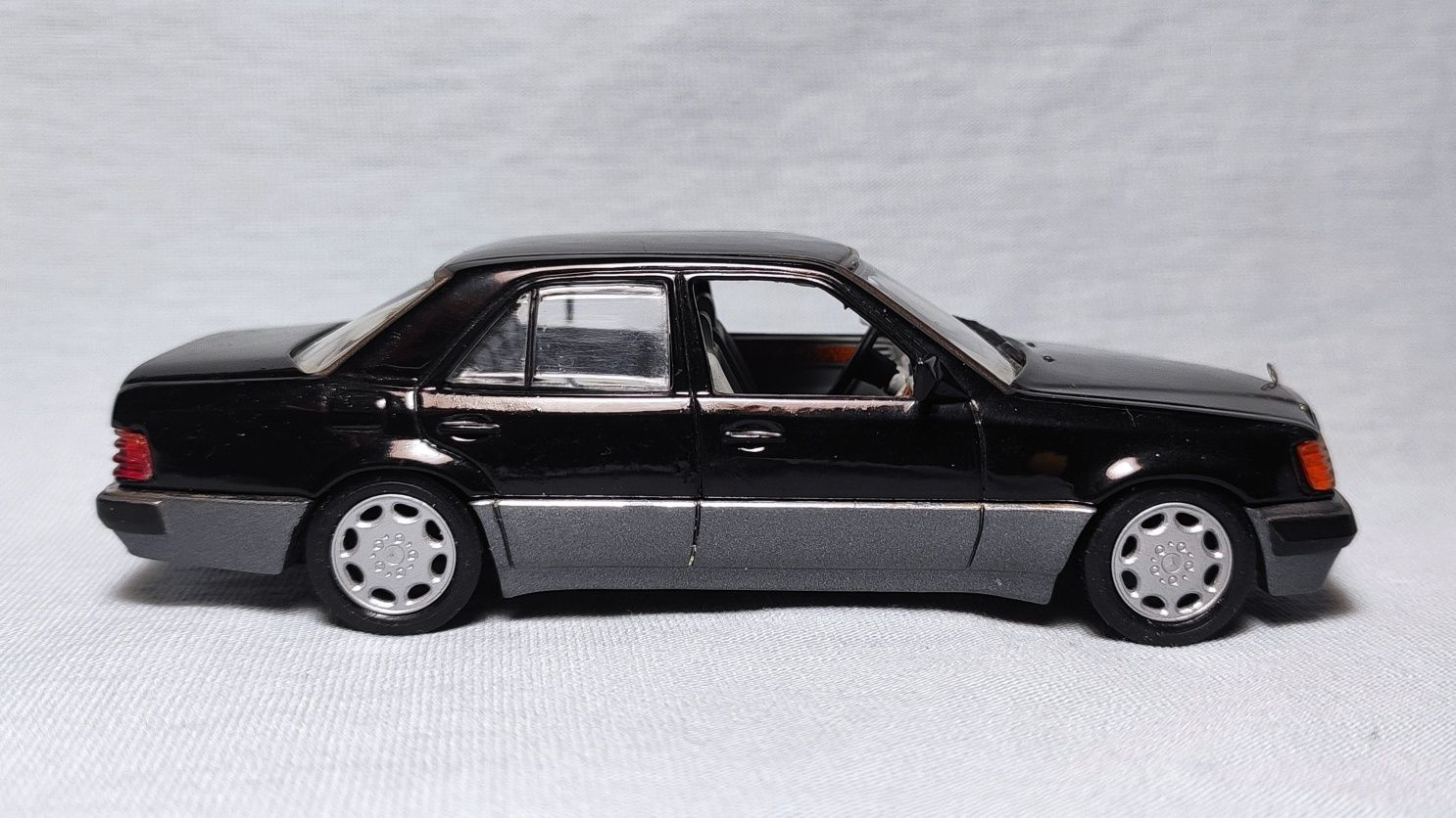 Модель 1/43 Mercedes 500 E W124 "Волчок" (Minichamps)