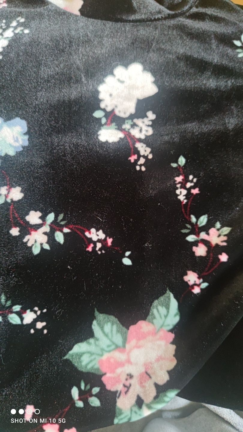 KappAhl welurowa czarna bluzka stójka kwiaty floral azjatycki 134 cm
