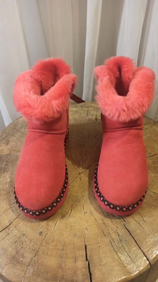 UGG короткие, с бантиками. Яркие!