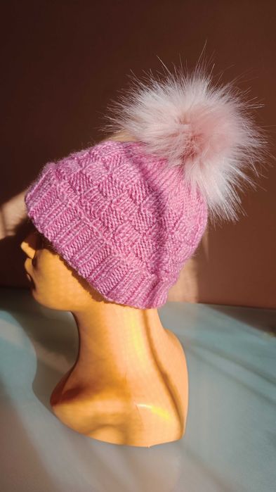 Czapka pudrowy róż z wywiniętym kołnierzem i pomponem obwód 49cm