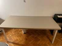 Secretária IKEA com pés ajustáveis