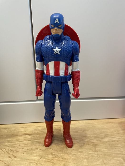 Bonecos Marvel e Power Rangers