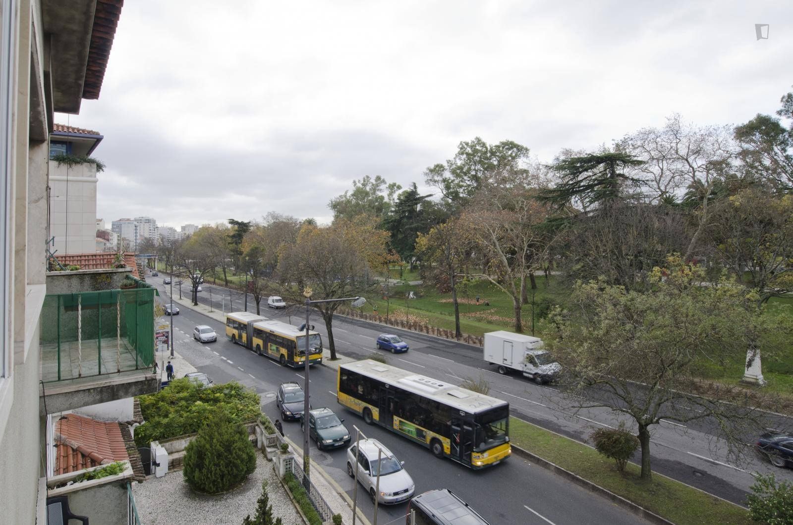 Alugo quarto em Alvalade a 3 minutos a pé do metro do Campo Grande