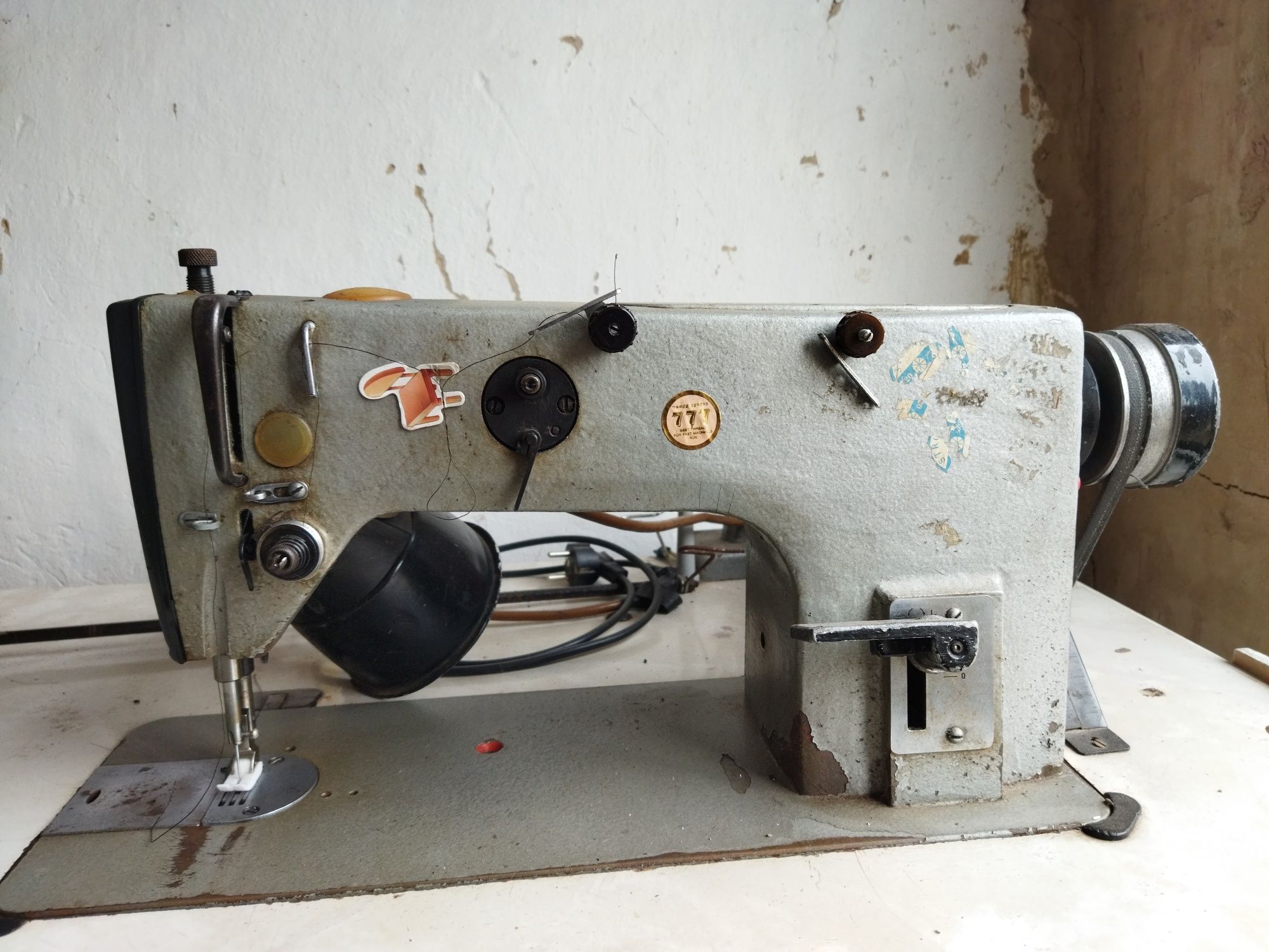 Продам недорого профессиональную швейную машинку