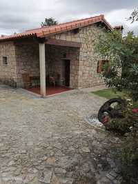 Casa em pedra com 3 quartos e piscina