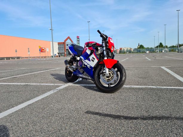 Honda CBR 600 F4i PC35 stunt