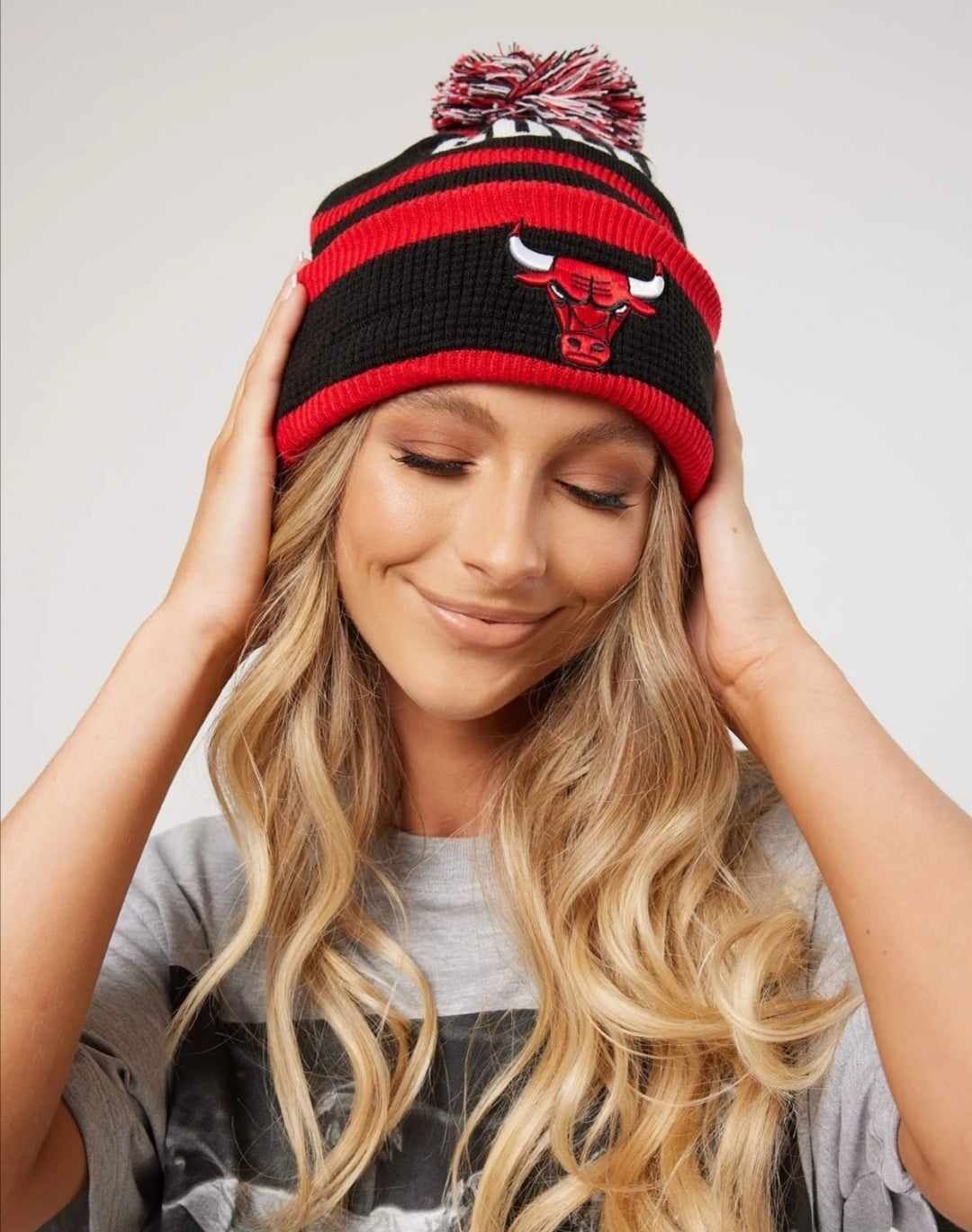Czapka zimowa z pomponem New Era Chicago Bulls. Stylowa czapka zimowa