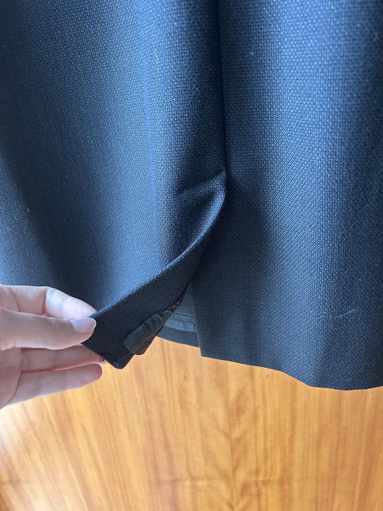 Vestido preto Cortefiel com detalhes nas mangas