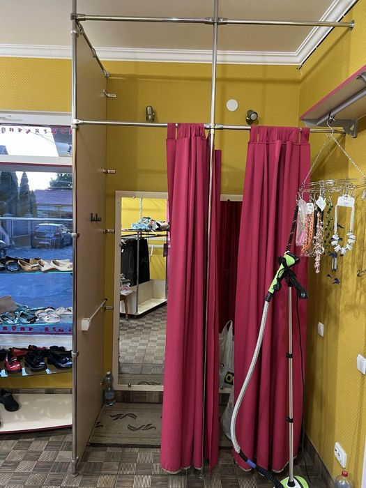 Меблі - Обладнання для магазину одягу, у відмінному стані,