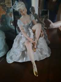 Статуэтка Балерина одевает пуанты