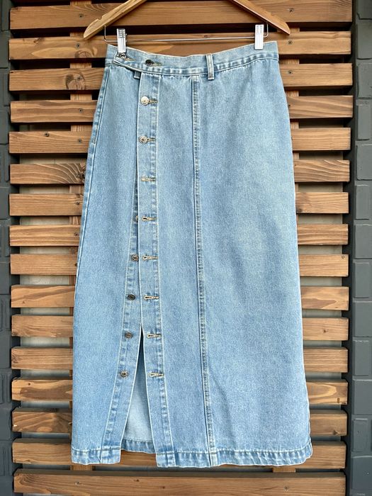 Джинсова спідниця з трендовим розрізом на гудзиках