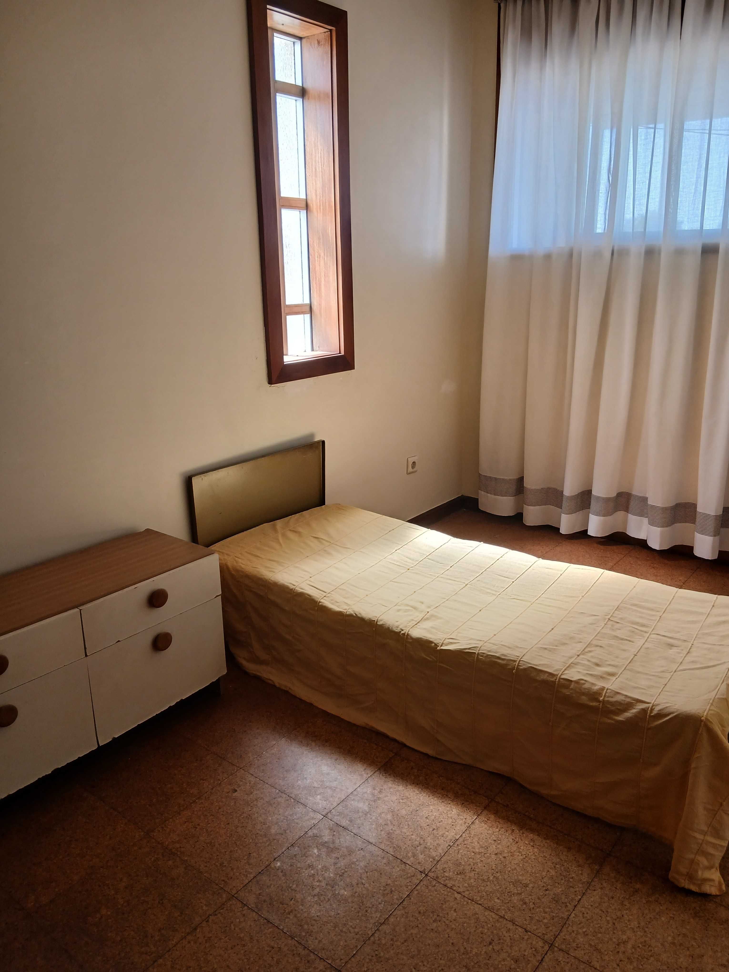 Arrendo andar com 165 m2 no Porto