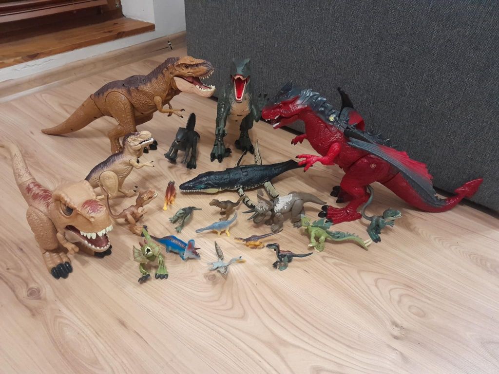 Figurki dinozaurów