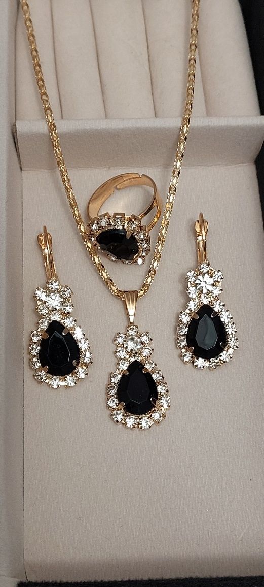 Złoty zestaw biżuterii z czarnym oczkiem