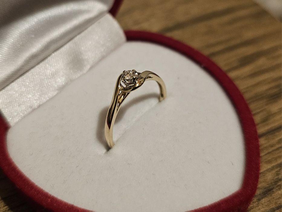 Jak Nowy Złoty zaręczynowy pierścionek Apart 585 1.85g 0.07ct Paragon