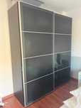Roupeiro preto com portas de correr