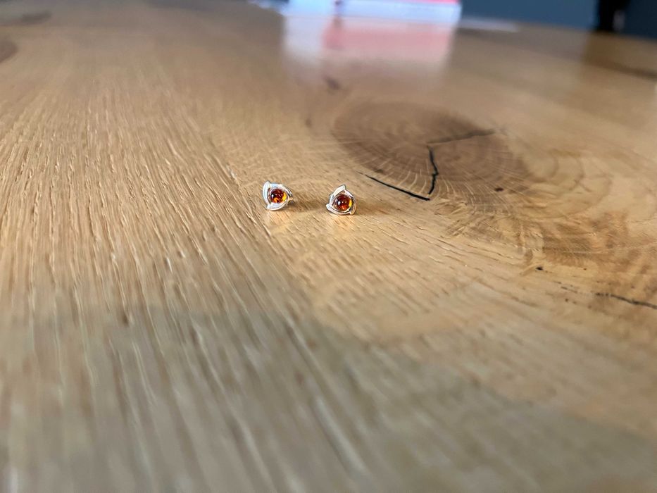 Srebrne kolczyki z bursztynem, wciskane, kształt trójkąta, próba 925