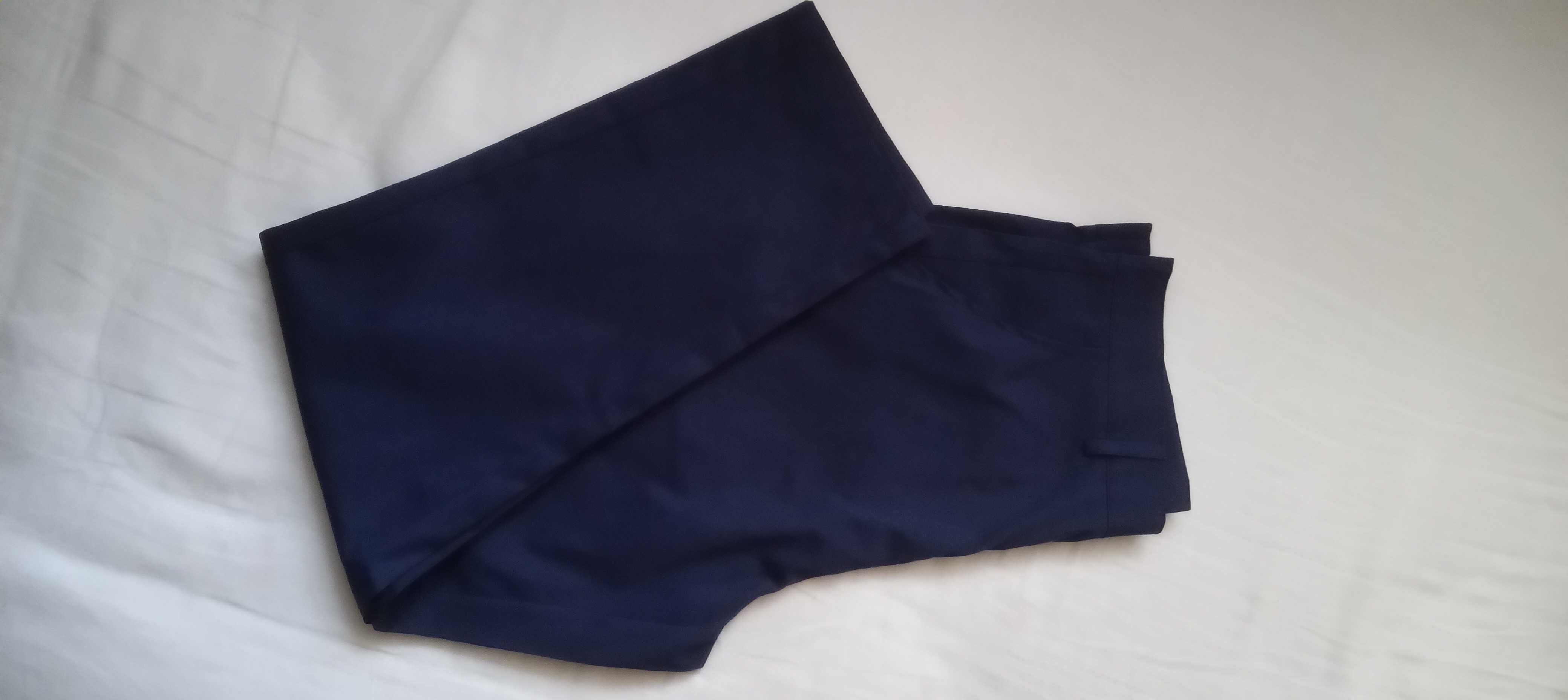 Fato masculino em tecido leve ideal para dias de calor.