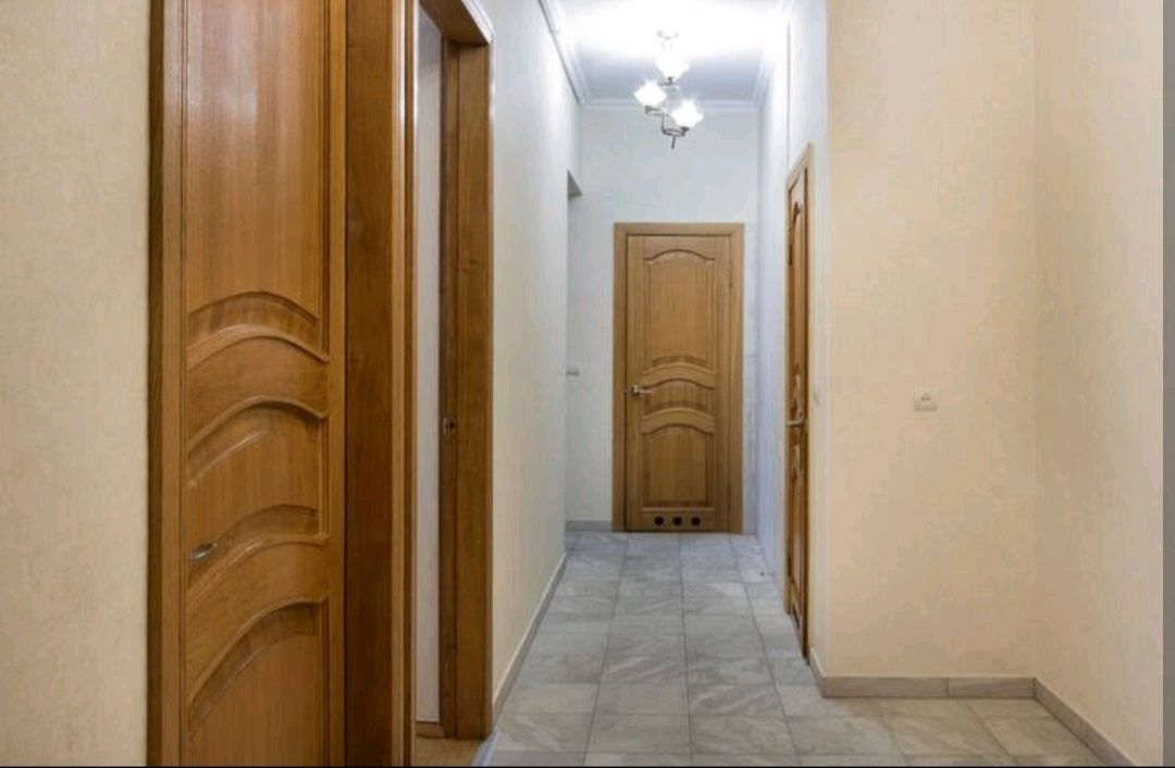 Пл.  Л. Толстого, вул.  Шота Руставелі 10, Гулівер, 2р сталінка, подобово