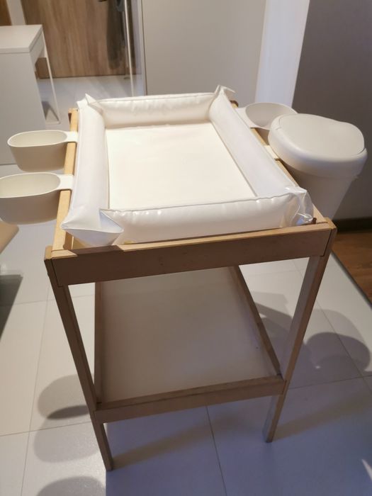 Przewijak Ikea z koszem i akcesoriami SNIGLAR
Stół do przewijania, buk