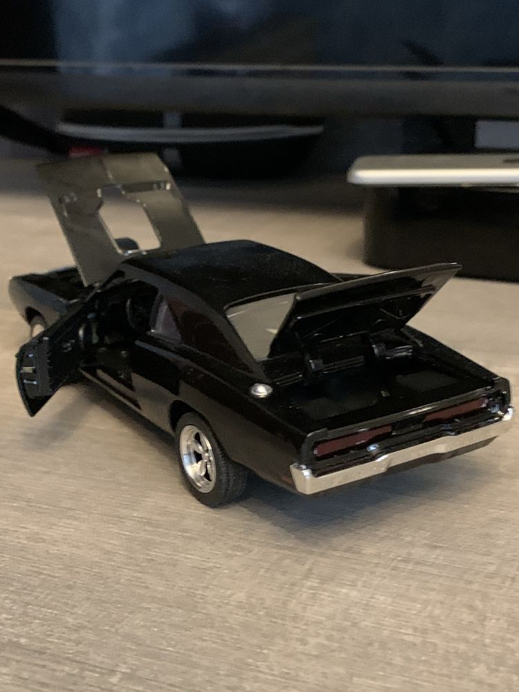 Машинка Dodge Challenger 1970 1:32