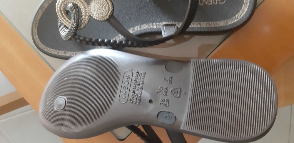 Sandálias  a estrear ainda com etiqueta.