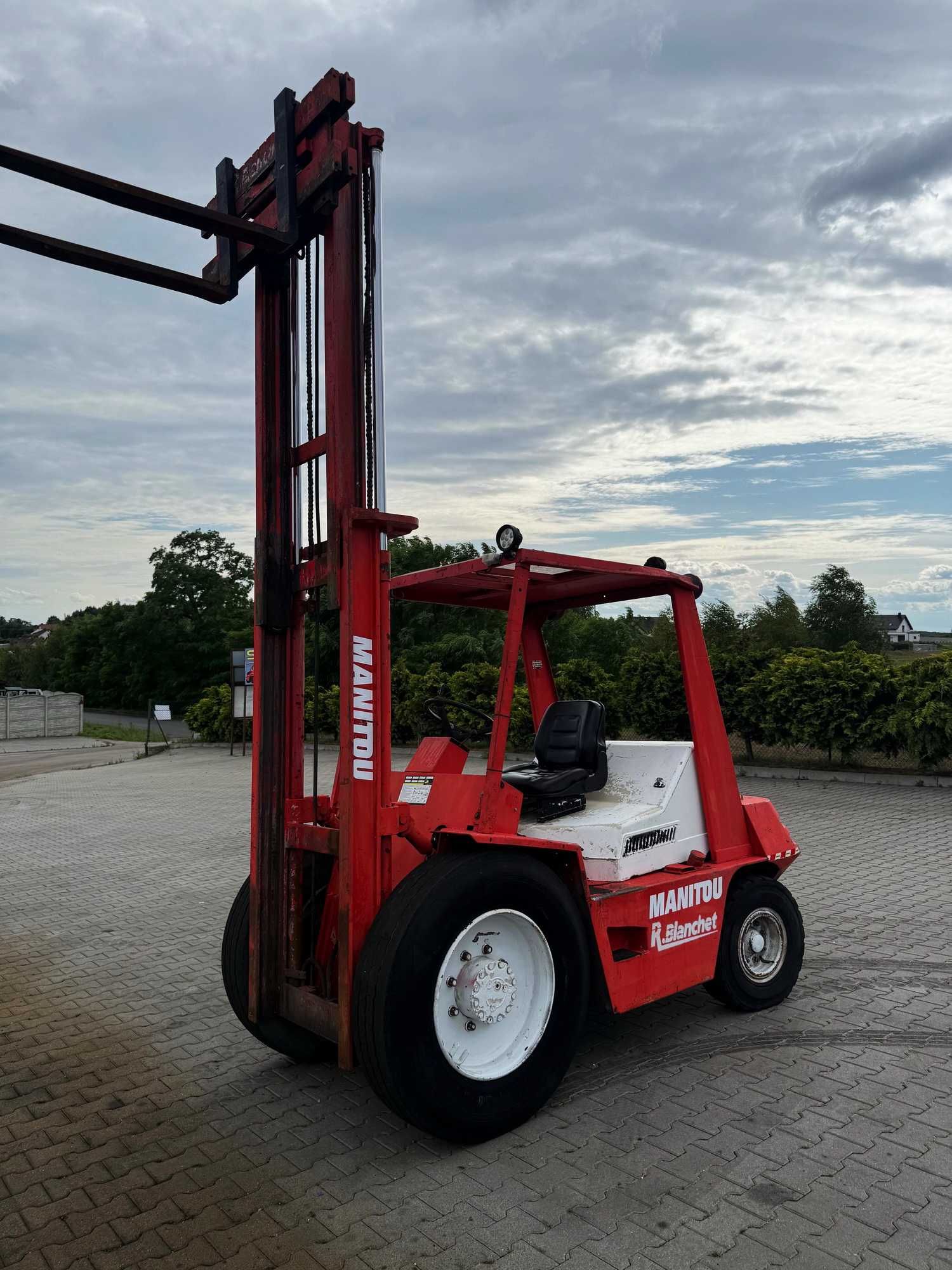 wózek widłowy terenowy MANITOU MCE25 przesuw 2500kg 3.30m IVECO diesel