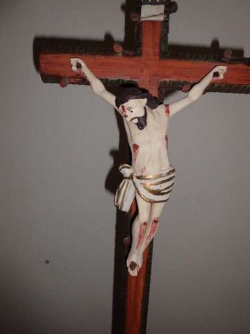 crucifixos de artesões desta região contam com mais de cem anos .