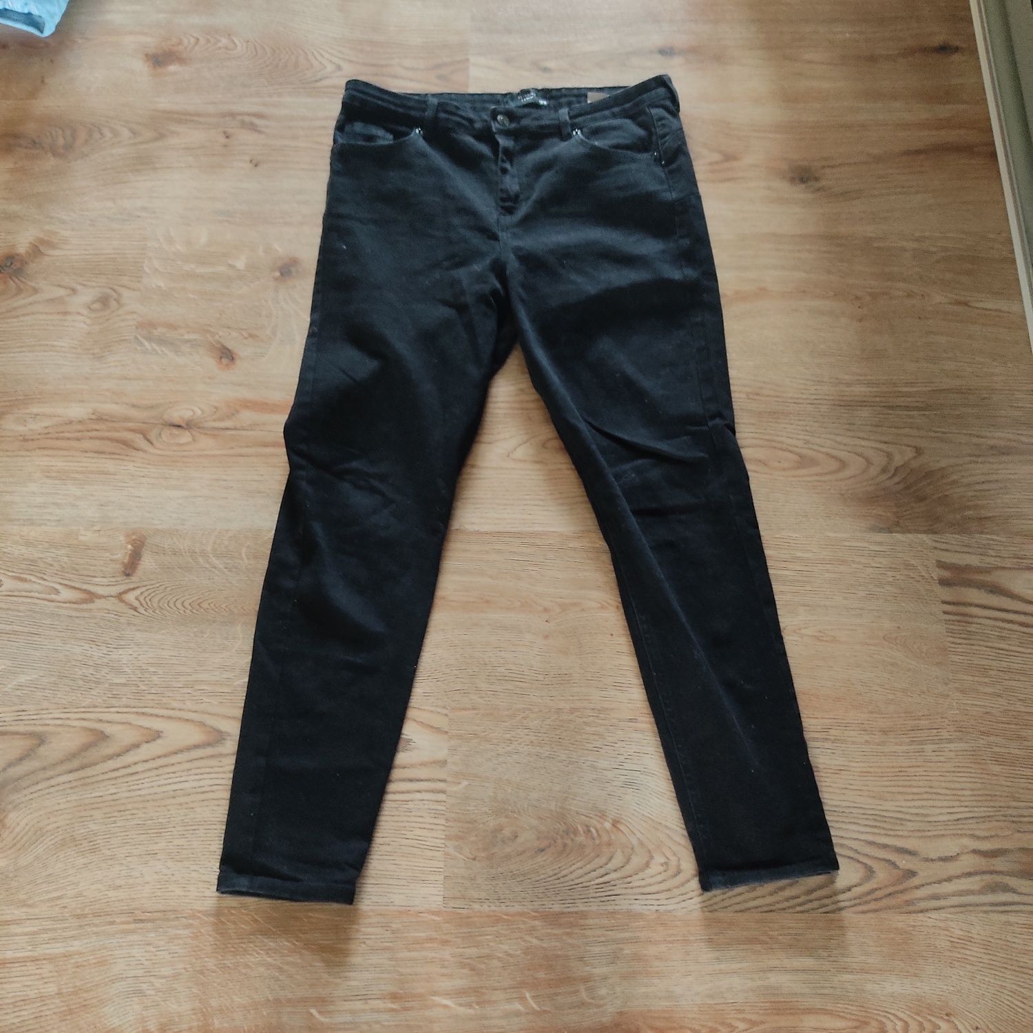 Czarne jeansy Reserved 44.