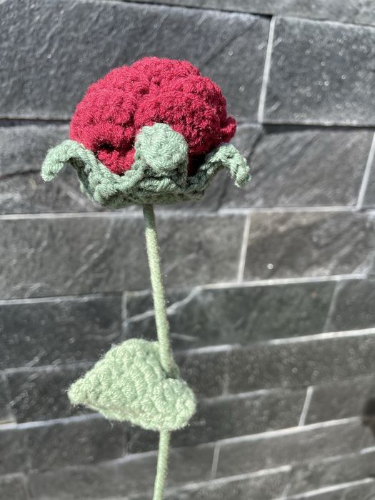 róża handmade z wloczki czerwona