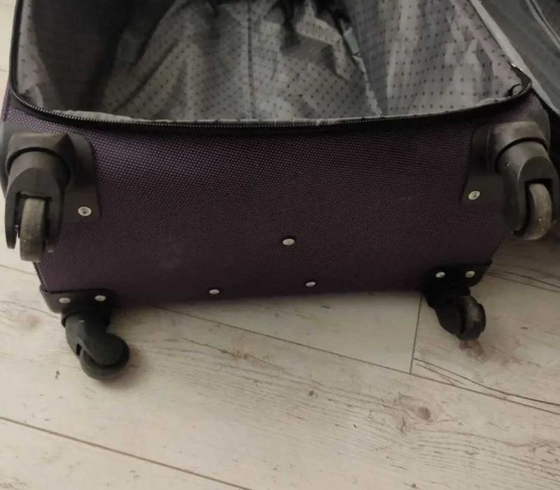 Чемодан средний на колесах