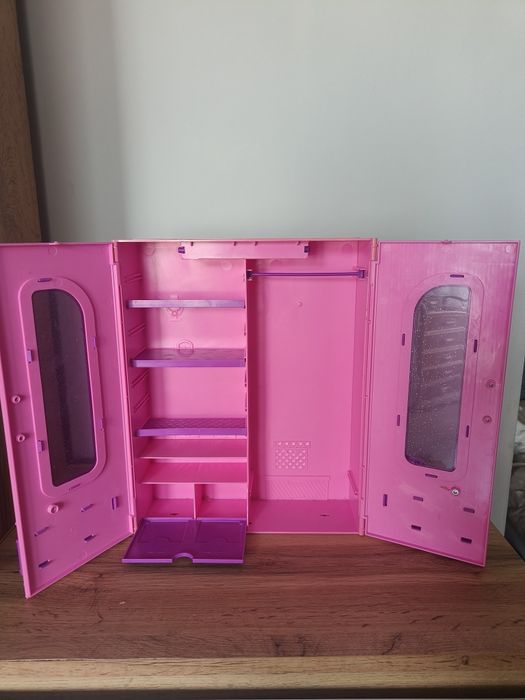 Szafa na ubrania dla lalek barbie