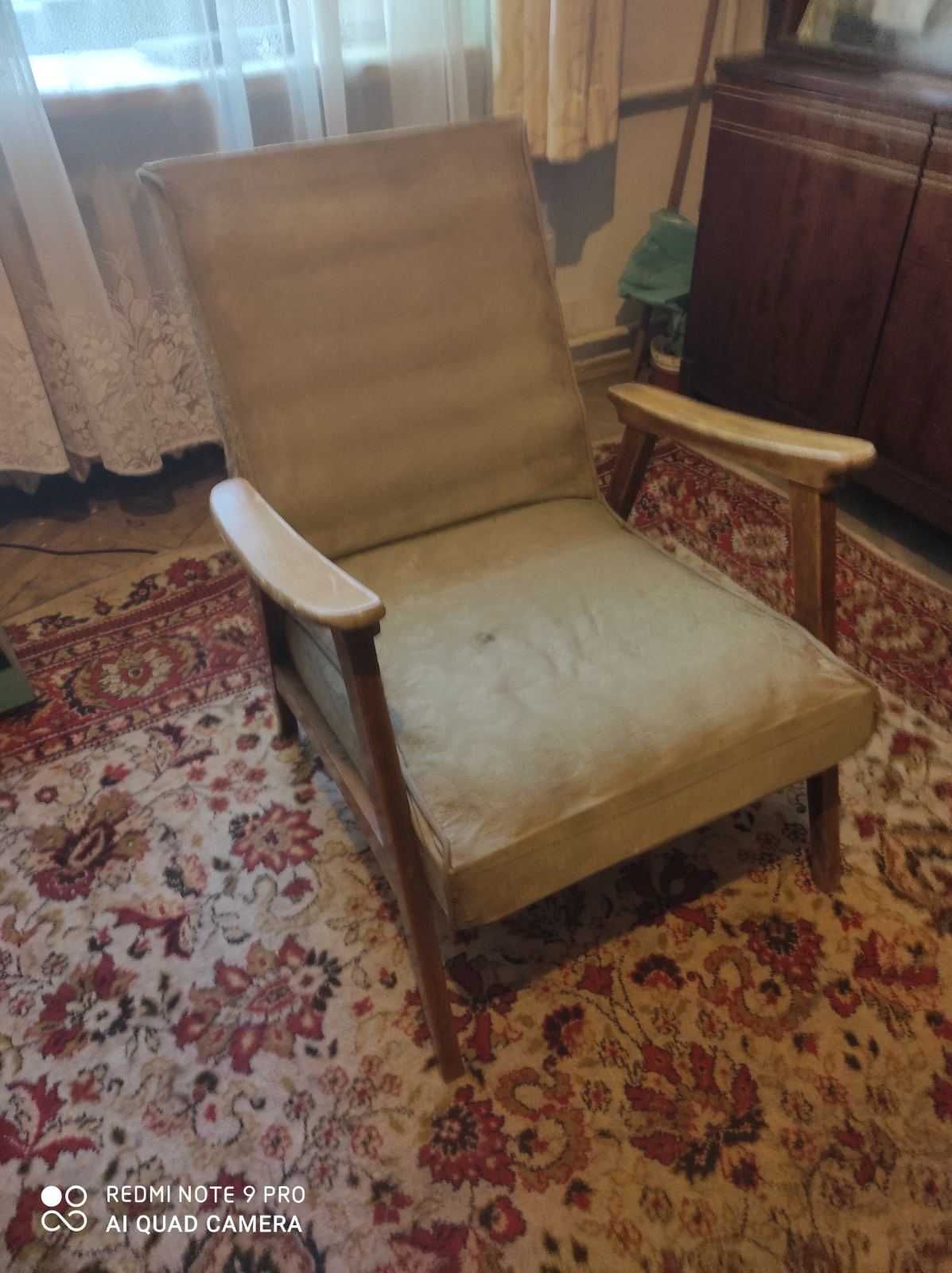 Вінтажне дерев"яне крісло