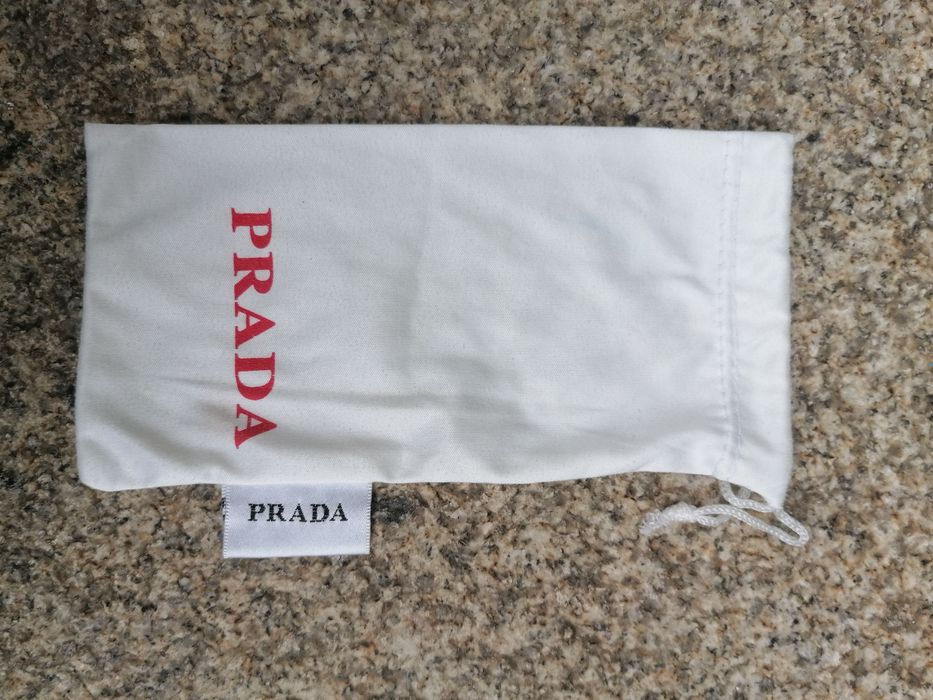 Bolsa de óculos em tecido da PRADA e da Benetton