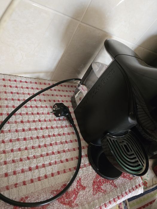 Maquina de café Dolce Gusto + suporte com gaveta + 38 capsulas