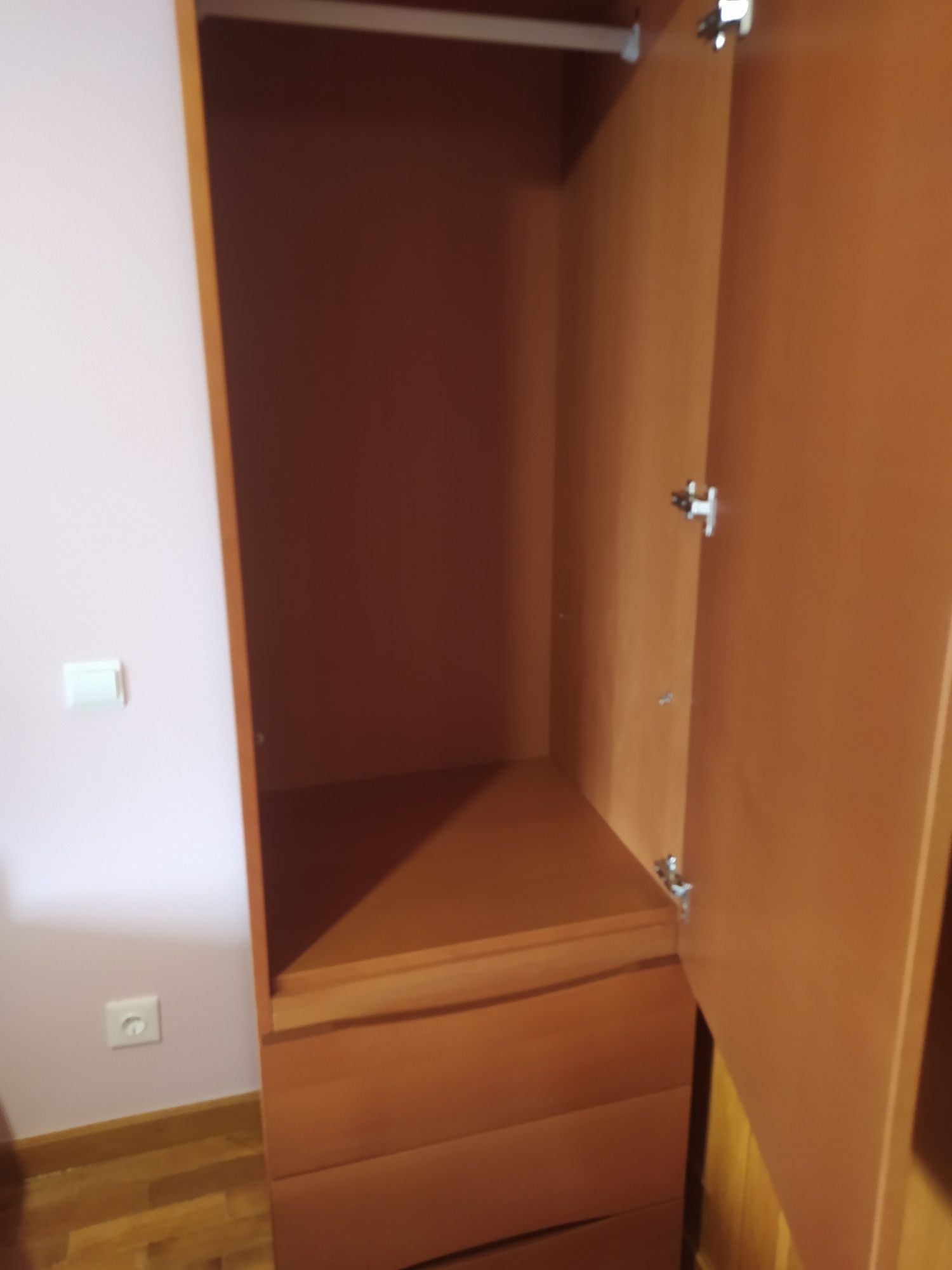 Roupeiro de uma porta com 3 gavetas