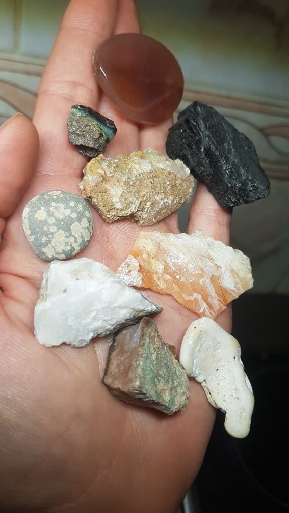 Zestaw kamieni, mineralow, kwarc,jaspis,kslcyr