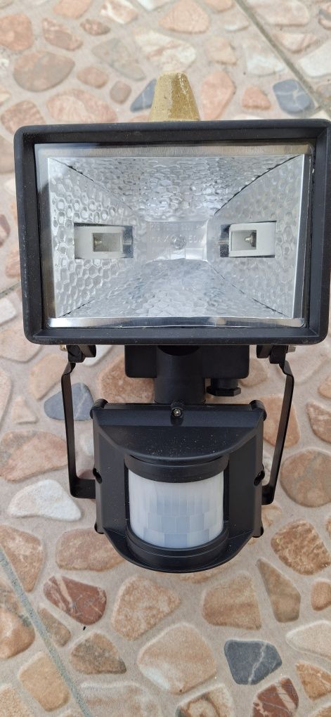 Projetor com sensor de movimentos