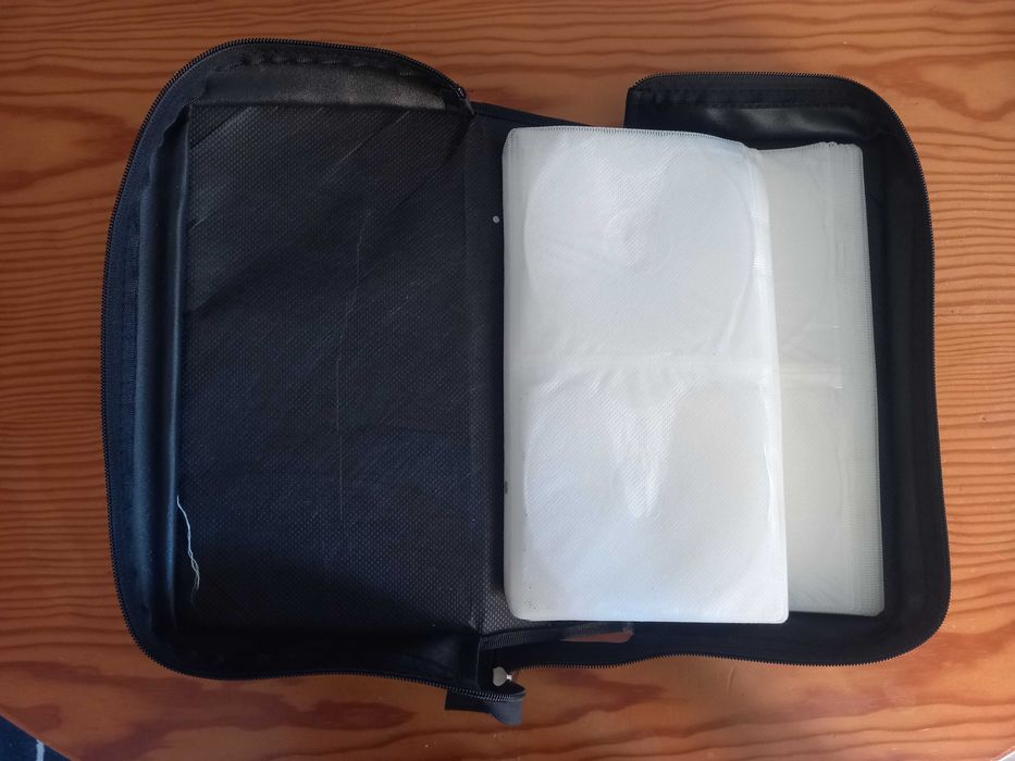 Capa organizadora com capacidade para 128 Cds/Dvds